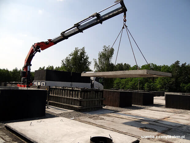 Załadunek szczelnego szamba betonowego do transportu  w Rzeszowie